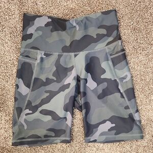 Old Navy Camouflage Patterned High-Waisted Shorts Size Meduim